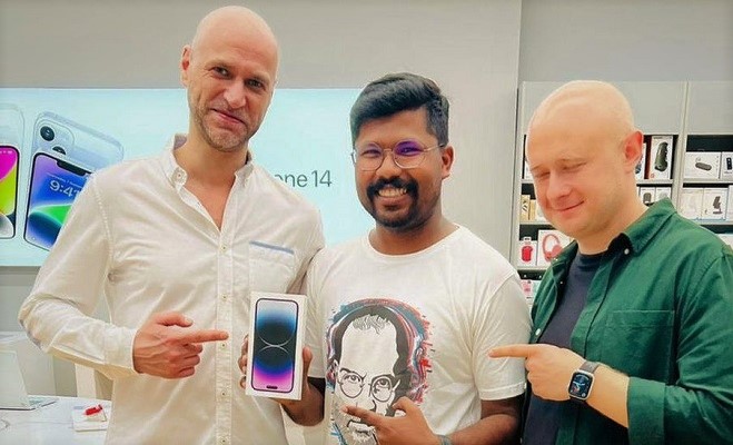 সবার আগে আইফোন কিনতে দুবাই গেলেন ভারতীয় যুবক
