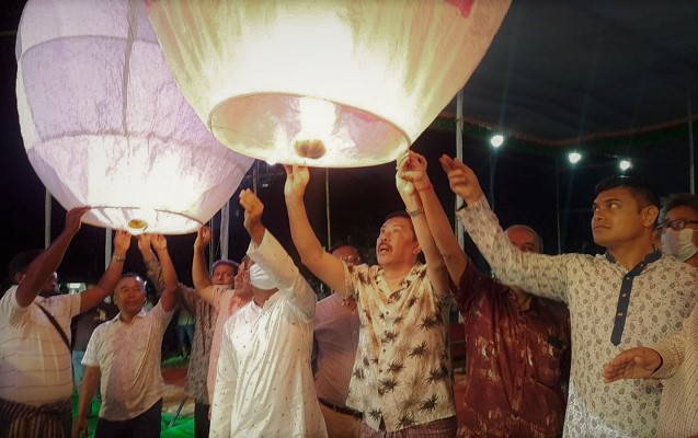 বান্দরবানে ফানুস উড়িয়ে প্রবারণা পূর্ণিমার আনুষ্ঠানিক উদ্বোধন