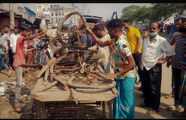 গাজীপুরে ভ্যানে বাসের ধাক্কায় নিহত ৪