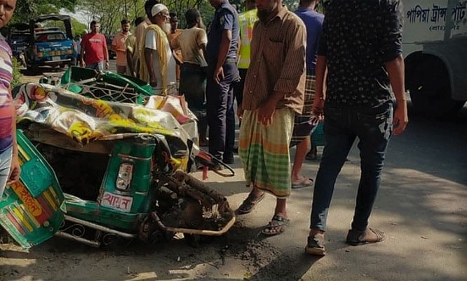 কুমিল্লায় বাসে অটোরিকশার ধাক্কা লেগে নিহত ৪