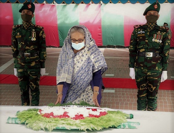 বঙ্গবন্ধুর সমাধিতে ফুল দিয়ে শ্রদ্ধা জানালেন প্রধানমন্ত্রী