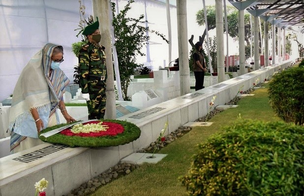 ১৫ আগস্টের শহীদদের প্রতি প্রধানমন্ত্রীর শ্রদ্ধা নিবেদন