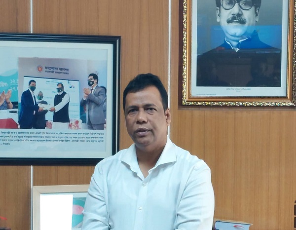 আবেগাপ্লুত হয়ে তথ্যসচিবের বিদায়
