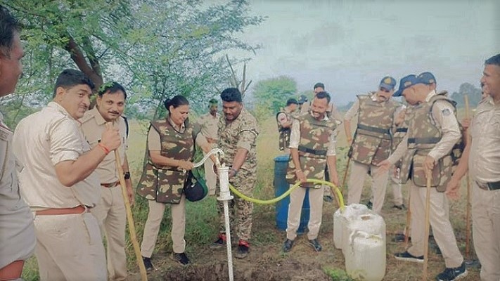 টিউবওয়েলে থেকে বের হচ্ছে মদ!