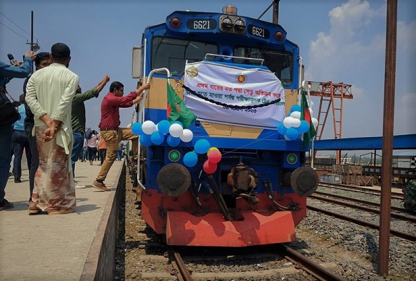 পদ্মা সেতু পাড়ি দিলো বিশেষ ট্রেন