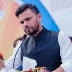 নৌকার কাছে মাহির ট্রাকের ভরাডুবি