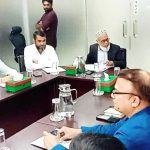 রাস্তায় অন্তর্বাস পরে অস্বাভাবিক আচরণের জন্য গায়ক গ্রেফতার