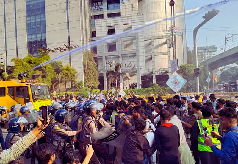 ইনকিলাব মঞ্চের মিছিলে পুলিশি বাধা, টিয়ারগ্যাস ও জলকামান