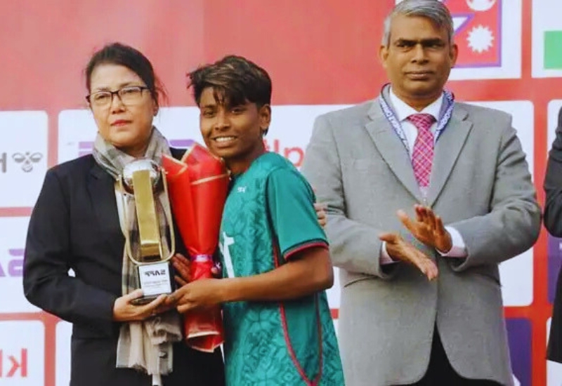 গোল্ডেন বুট ও বল হাতে বিষণ্ণ আলপি!