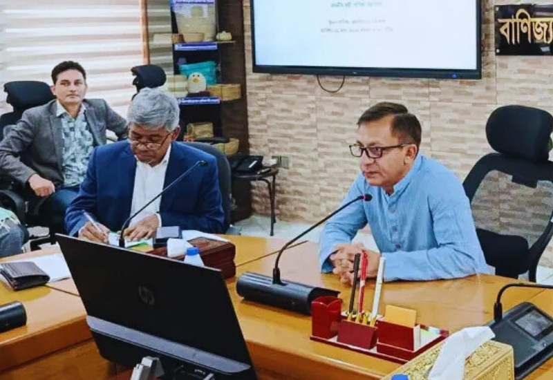দেশের বাজারে ভোজ্যতেলের পর্যাপ্ত মজুত রয়েছে এবং নিকট ভবিষ্যতে দাম বাড়ার কোনো সম্ভাবনা নেই বলে জানিয়েছেন বাণিজ্যমন্ত্রী খন্দকার আব্দুল মুক্তাদির।