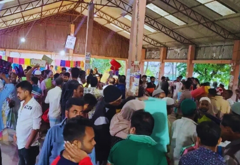 মধ্যরাতে জমে ওঠে বেনারসির হাট: ঈদ সামনে তাঁতিদের রাতদিনের ব্যস্ততা