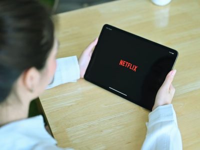 প্রথম প্রান্তিকে নেটফ্লিক্সের আয় বাড়ল ৮২.৭ শতাংশ