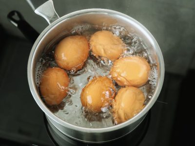 ডিম সেদ্ধর পানি ফেলছেন? এই সাধারণ পানির আছে অসাধারণ গুণ!