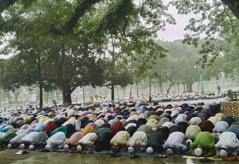 বন্যাসম বৃষ্টি ও কাদা মাড়িয়ে শোলাকিয়ায় ১৯৯তম ঈদের জামাত