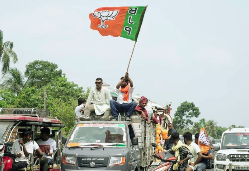 বাংলায় গেরুয়া ঝড়: জয়ের পথে বিজেপি!