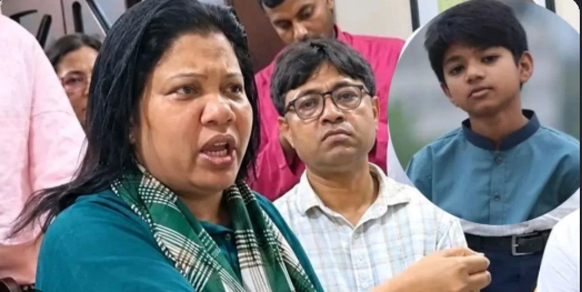 নিহত স্কুলছাত্র অপ্রতিমের ছবি এবং গণমাধ্যমের সামনে বক্তব্যরত অপ্রতিমের মা ড. নাহিদা বেগম।