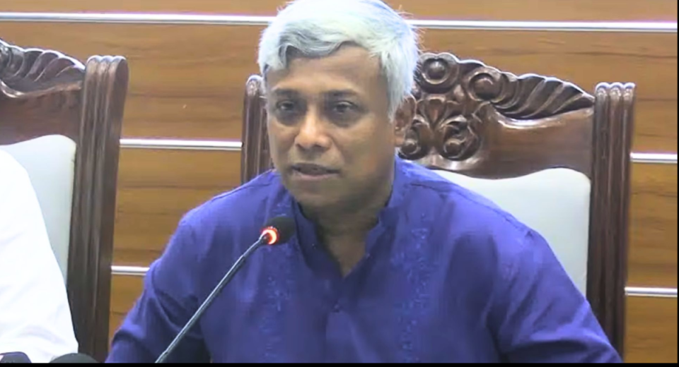 বিদ্যুৎ, জ্বালানি ও খনিজ সম্পদ প্রতিমন্ত্রী অনিন্দ্য ইসলাম অমিত বর্জ্য থেকে জ্বালানি উৎপাদন নিয়ে বক্তব্য দিচ্ছেন