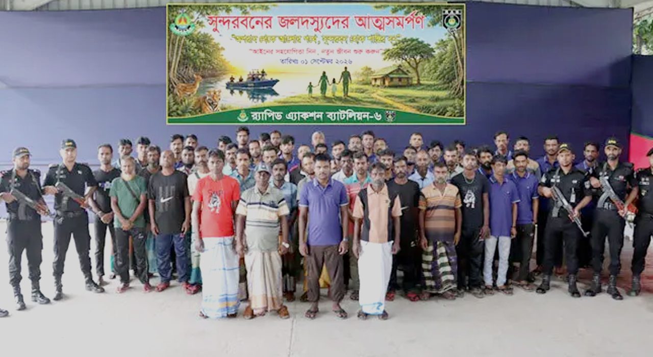 সুন্দরবনে চার জলদস্যু বাহিনীর আত্মসমর্পণ-010121-NewsEdge24