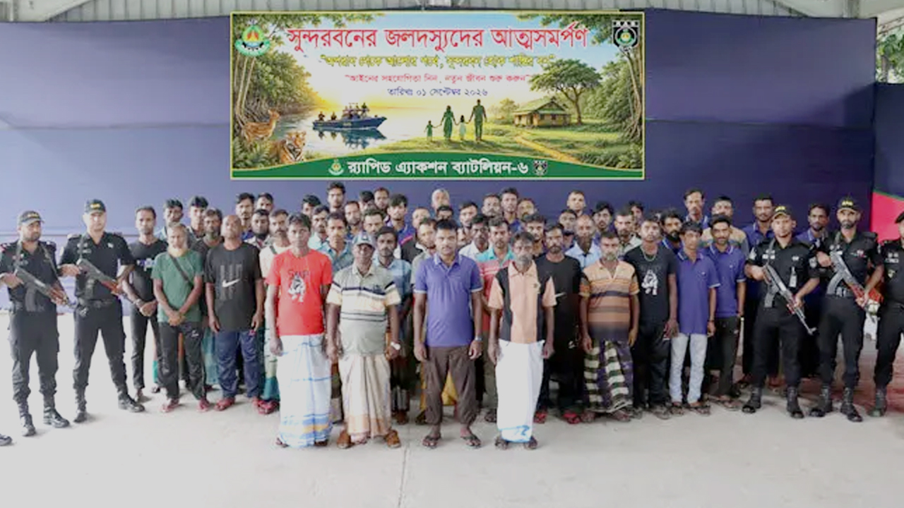 সুন্দরবনে চার জলদস্যু বাহিনীর আত্মসমর্পণ-010121-NewsEdge24