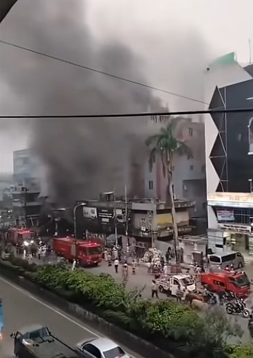 রান ঢাকার চকবাজারে ভবনে আগুন নেভাতে ফায়ার সার্ভিসের কর্মীদের তৎপরতা