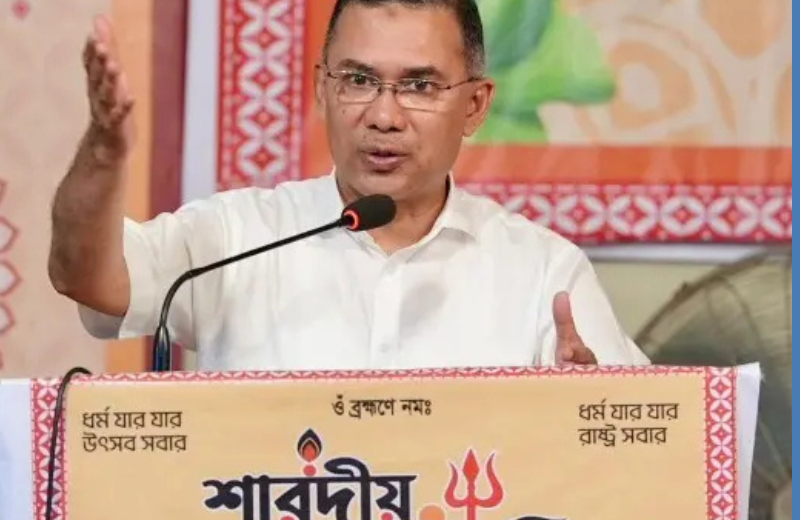 ঢাকেশ্বরী মন্দিরে প্রধানমন্ত্রী পরিদর্শনে গিয়ে সনাতন ধর্মাবলম্বীদের সাথে শুভেচ্ছা বিনিময় করছেন