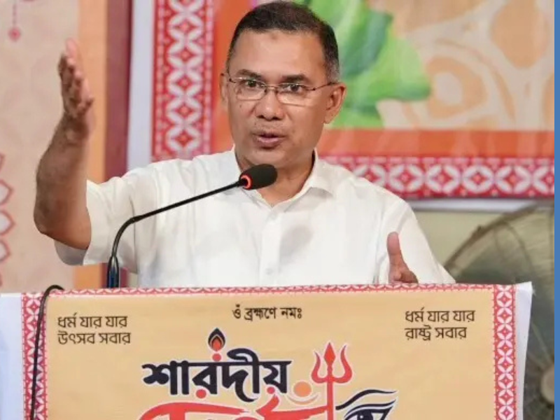 ঢাকেশ্বরী মন্দিরে প্রধানমন্ত্রী পরিদর্শনে গিয়ে সনাতন ধর্মাবলম্বীদের সাথে শুভেচ্ছা বিনিময় করছেন