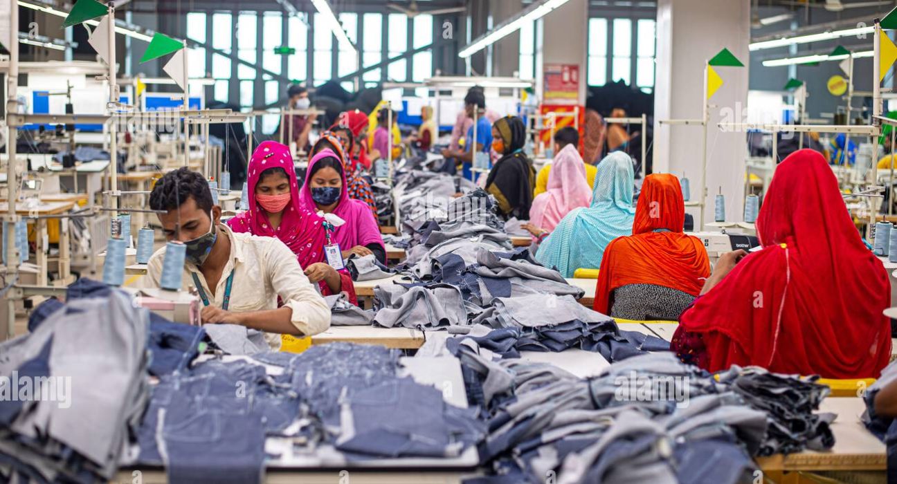 তৈরি পোশাক কারখানায় কাজ করছেন পোশাকশ্রমিকেরা