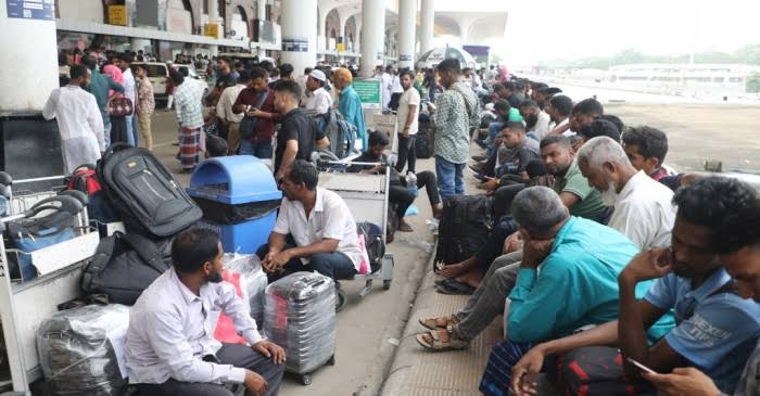 হযরত শাহজালাল আন্তর্জাতিক বিমানবন্দরে বিমানের ফ্লাইট স্থগিতের পর প্রবাসীদের ভিড় ও ভোগান্তি