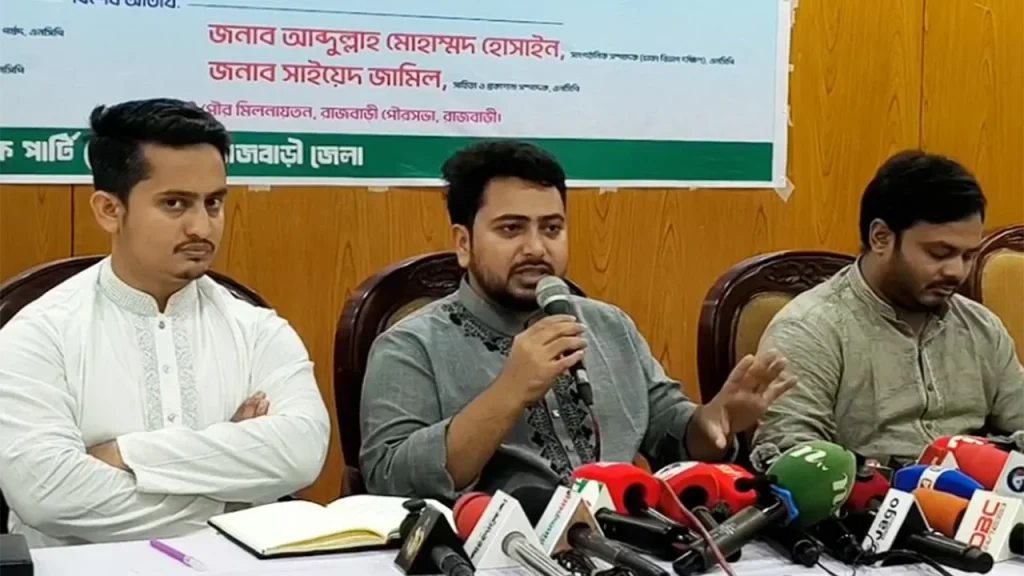 অন্তর্বর্তীকালীন সরকারের তথ্য উপদেষ্টা নাহিদ ইসলাম সচিবালয়ে সাংবাদিকদের সঙ্গে কথা বলছেন