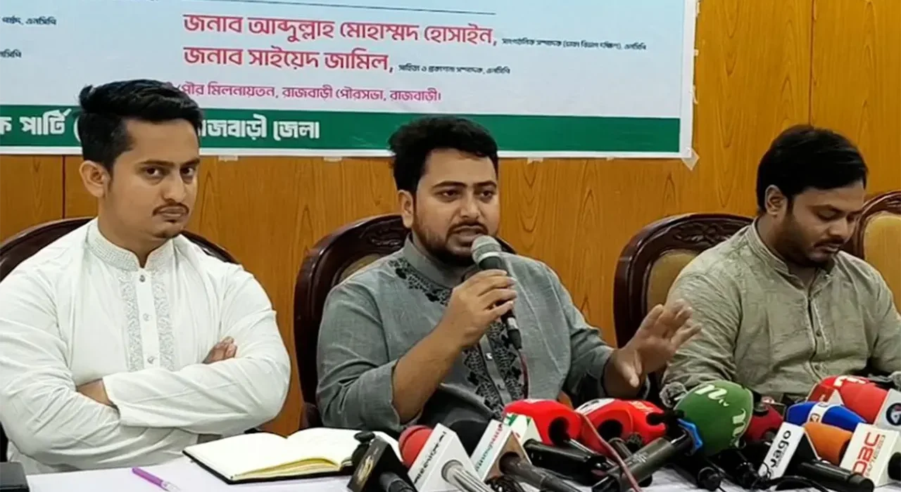 অন্তর্বর্তীকালীন সরকারের তথ্য উপদেষ্টা নাহিদ ইসলাম সচিবালয়ে সাংবাদিকদের সঙ্গে কথা বলছেন