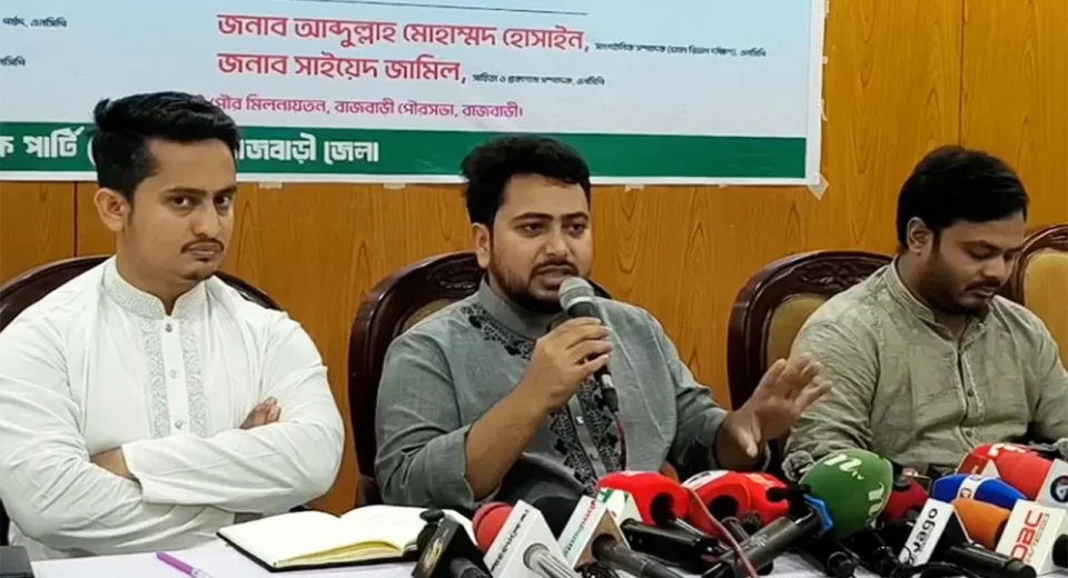 অন্তর্বর্তীকালীন সরকারের তথ্য উপদেষ্টা নাহিদ ইসলাম সচিবালয়ে সাংবাদিকদের সঙ্গে কথা বলছেন