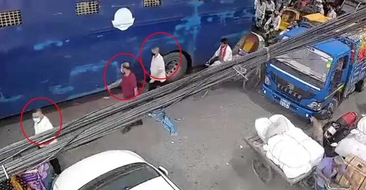 প্রিজন ভ্যান থেকে পিচ্চি রাজার পালানোর সিসিটিভি ফুটেজ